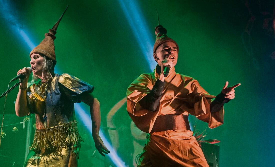 La vocalista Andrea Echeverri con Rubén Albarrán, con quien grabó en vivo su actual sencillo. Foto: Andreswolf