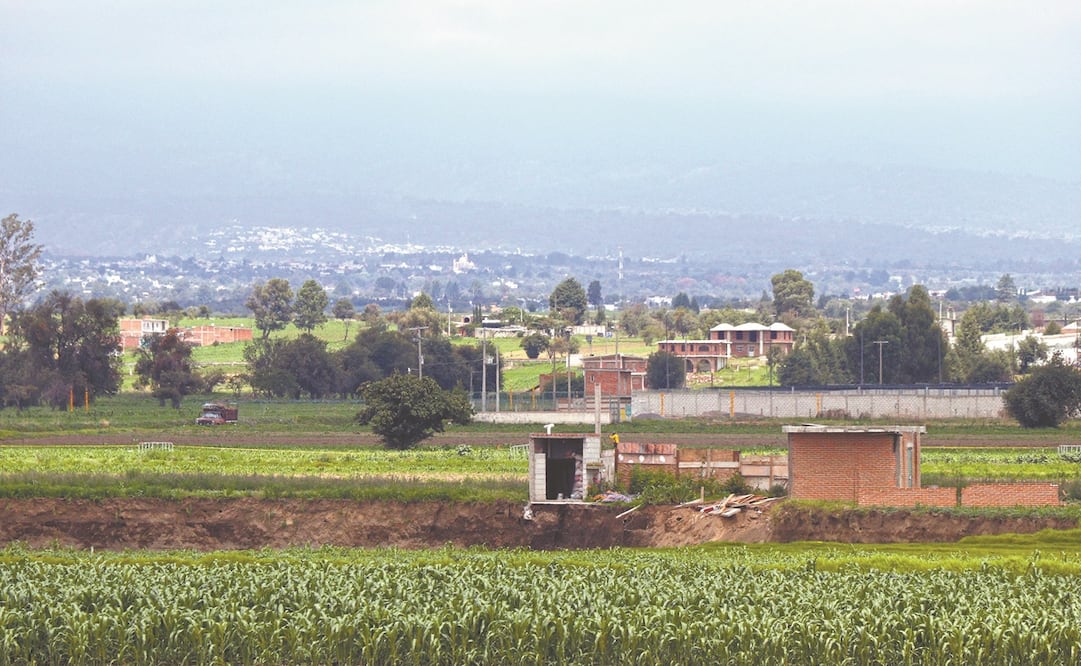 El socavón en Santa María Zacatepec ya mide 126 metros por 114, según informes oficiales, aunque parece que las dimensiones son mayores. Foto: Omar Contreras. EL UNIVERSAL