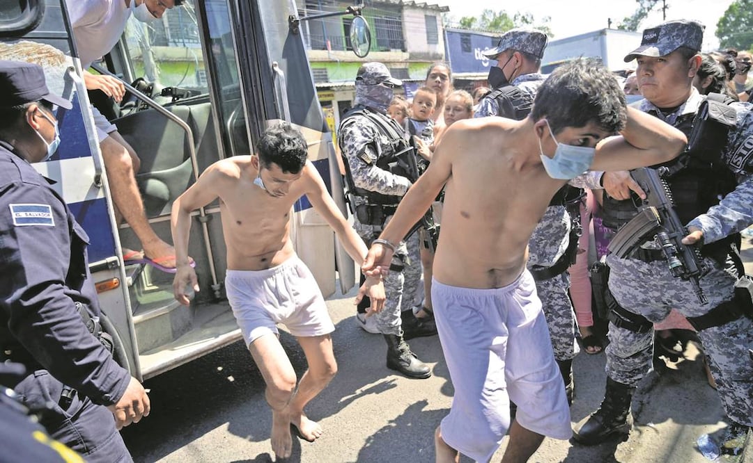 Salvadoreños detenidos por supuestos vínculos con pandillas son escoltados por la Policía Nacional Civil durante el estado de emergencia declarado por el gobierno. Foto: Marvin Recinos/AFP