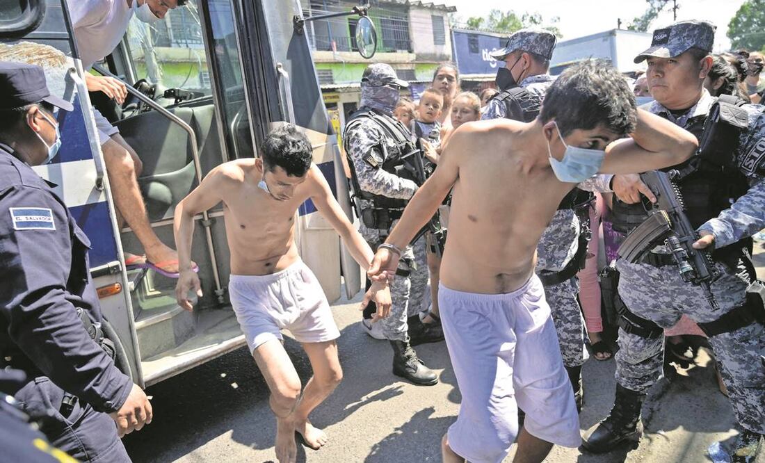 Salvadoreños detenidos por supuestos vínculos con pandillas son escoltados por la Policía Nacional Civil durante el estado de emergencia declarado por el gobierno. Foto: Marvin Recinos/AFP