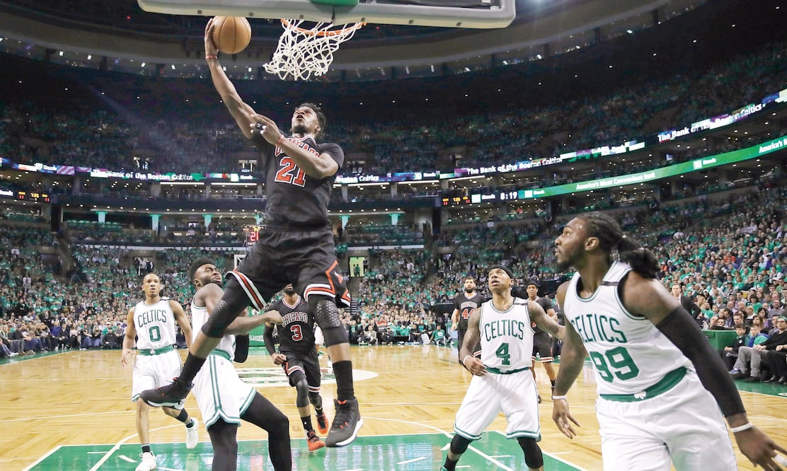 Jimmy Butler (21) anotó 22 puntos para Chicago. (CHARLES KRUPA. AP)