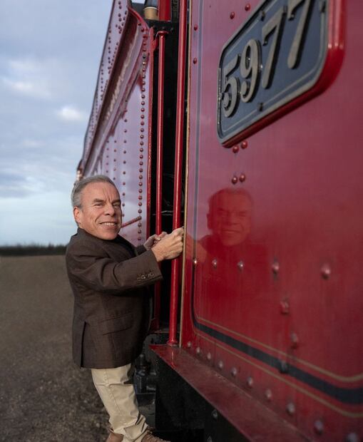 Warwick Davis vuelve al mundo mágico de Harry Potter como el Profesor Filius Flitwick. Foto: X @QuidVacuo