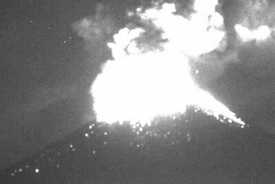 Así arroja el Popocatépetl material incandescente