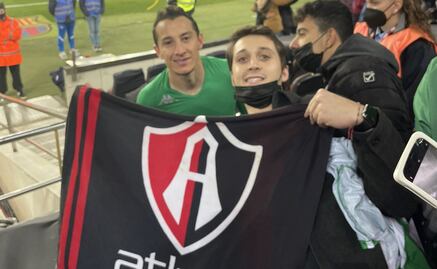 Aficionado del Atlas acudió al Camp Nou y Andrés Guardado le regaló su jersey