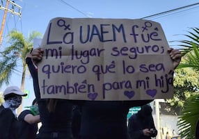 Estudiantes de UAEM vuelven a marchar para exigir justicia por Kimberly y Karol; presentan pliego petitorio y acuerdan paro indefinido