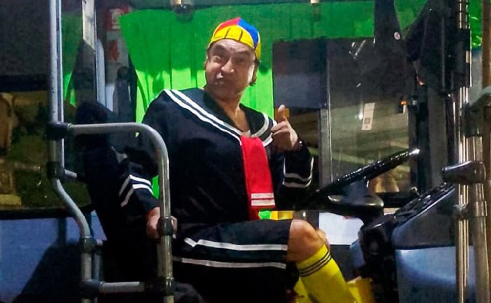 Un conductor de la ruta 168 se disfrazó de Quico, de "El Chavo del 8". | Foto: Especial.