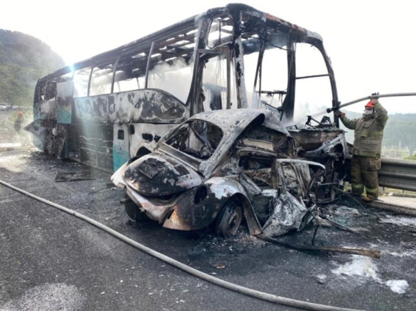 Conductor muere calcinado tras choque con autobús que transportaba a normalistas de Ayotzinapa