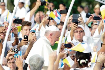 El mundo se destruye por la enemistad: Papa 