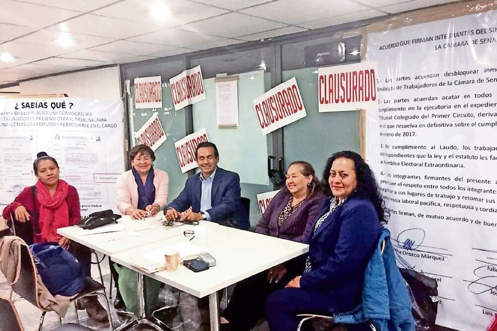 La sede sindical está cerrada con candado y los inconformes, liderados por Julio César Bravo, colocaron leyendas de 'Clausurado'. (JUAN ARVIZU. EL UNIVERSAL)