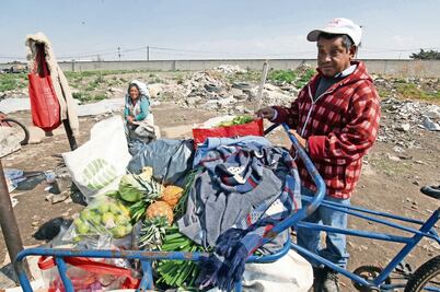 Historia. Pepenan alimentos entre toneladas de desperdicio