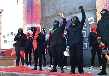 Feministas apoyan que renuncien funcionarios