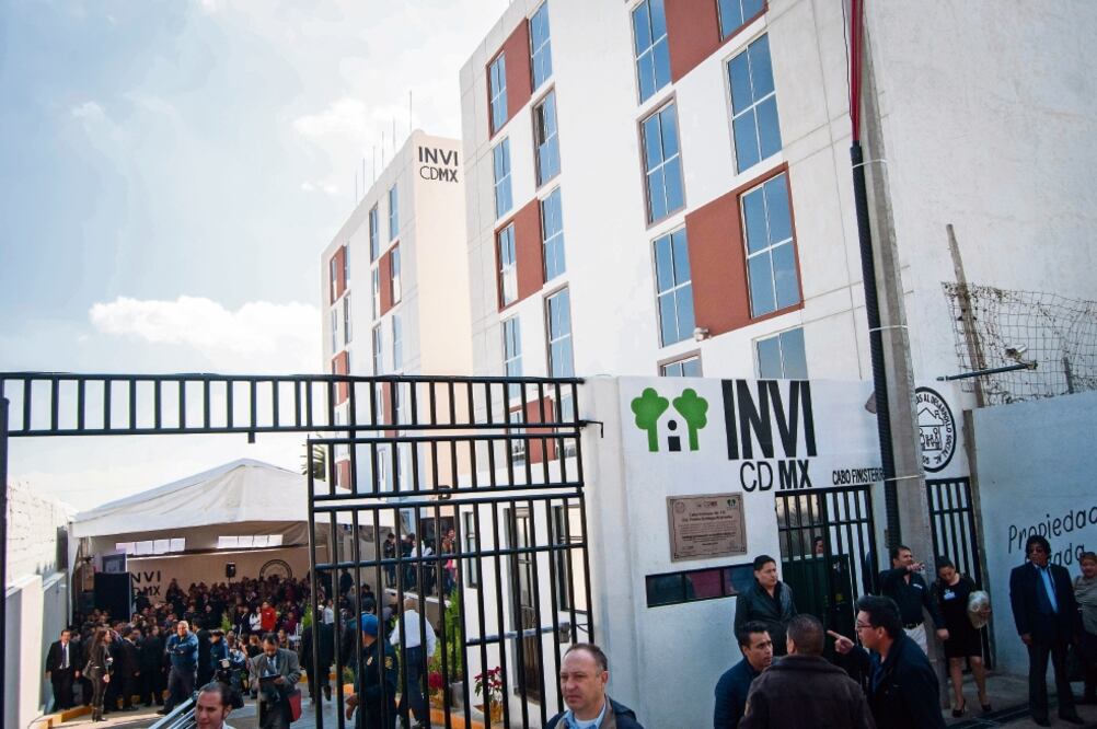 La generación de 21 mil acciones dio certeza jurídica de sus inmuebles a los capitalinos, en su mayoría jefas de familia (DIEGO SIMÓN SÁNCHEZ. CUARTOSCURO)