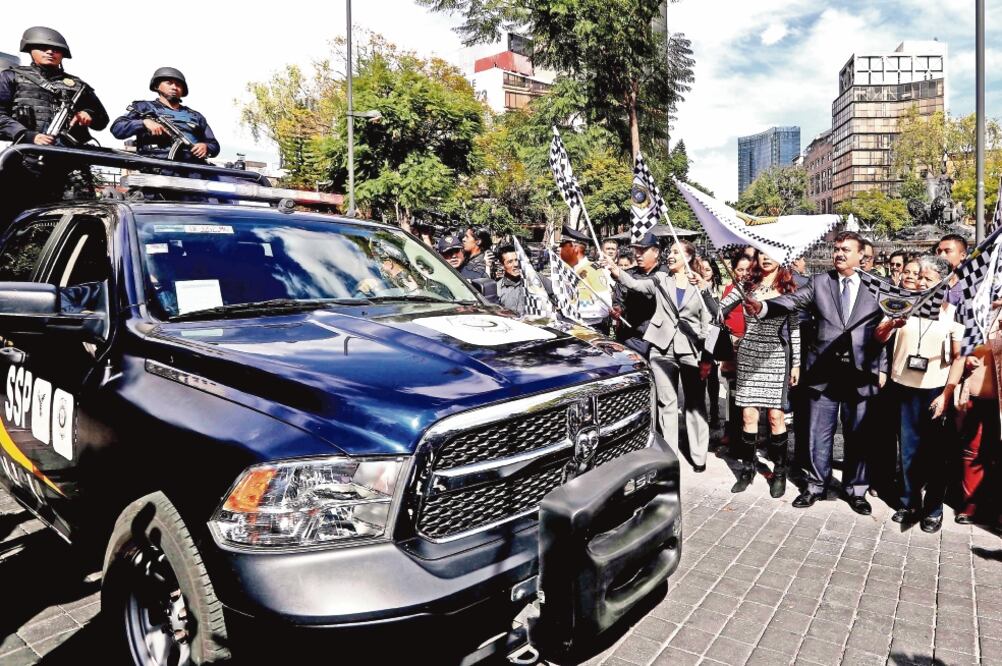 En el banderazo de salida, Hiram Almeida indicó que se reforzará el patrullaje en todos los cuadrantes de la Ciudad de México (FERNANDO RAMÍREZ. EL UNIVERSAL)