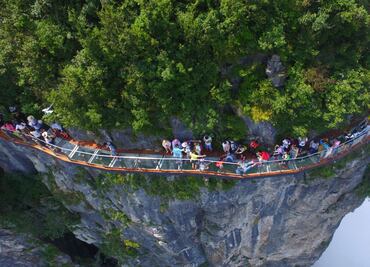 China se vuelve loca con sus miradores y puentes de cristal