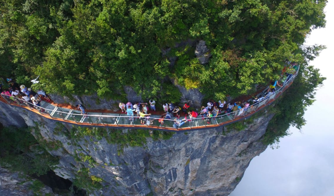 El Puente de Zhangjajie, con un camino elevado de 100 metros de longitud, da una vista clara de la profundidad del valle. (Foto: EFE/Shao Ying)