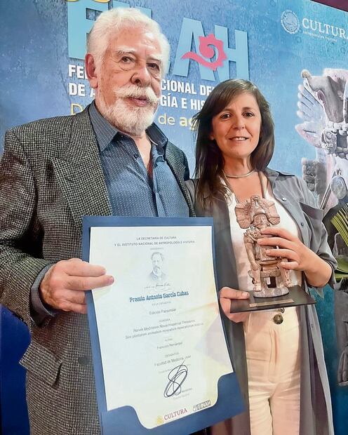 Viesca y Treviño y Galland Camacho con el reconocimiento que recibieron. Fotos de la Unam