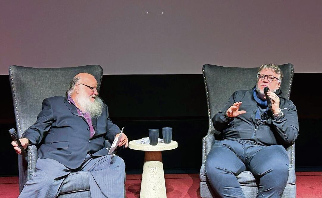 Ken Sanders dirigió el conversatorio con Guillermo del Toro con el que inició la campaña de lanzamiento de Frankenstein. Foto: Mario P. Székely / EL UNIVERSAL