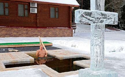 Vladimir Putin toma baño en agua helada para cumplir con tradición ortodoxa
