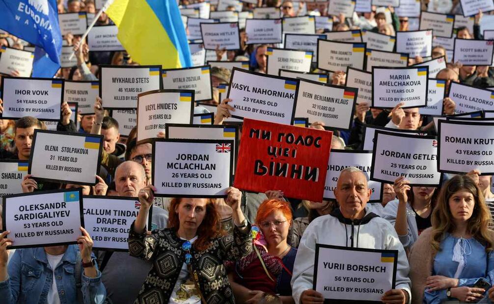 Ciudadanos ucranianos residentes en Polonia se reunieron para conmemorar el Día de la Independencia de Ucrania en la Plaza del Castillo de Varsovia, Polonia, el 24 de agosto de 2025. La manifestación fue organizada por la iniciativa Euromaidán Varsovia y la Fundación "Stand with Ukraine". Foto: EFE