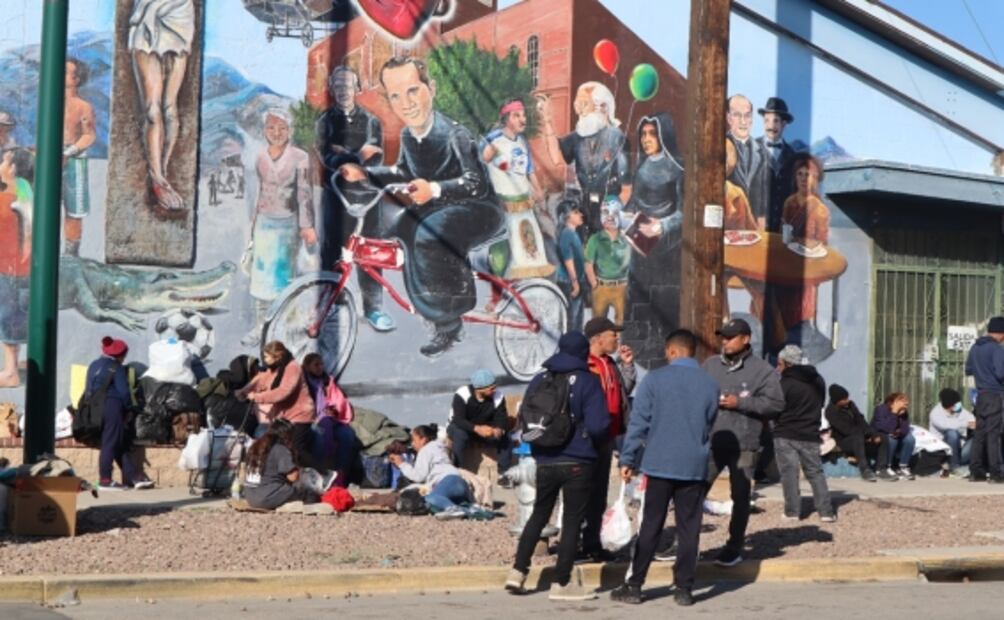 Envían buses con decenas de migrantes desde El Paso a Nueva York y Chicago