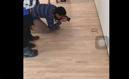 Dejan lentes tirados y los confunden con Arte Moderno 