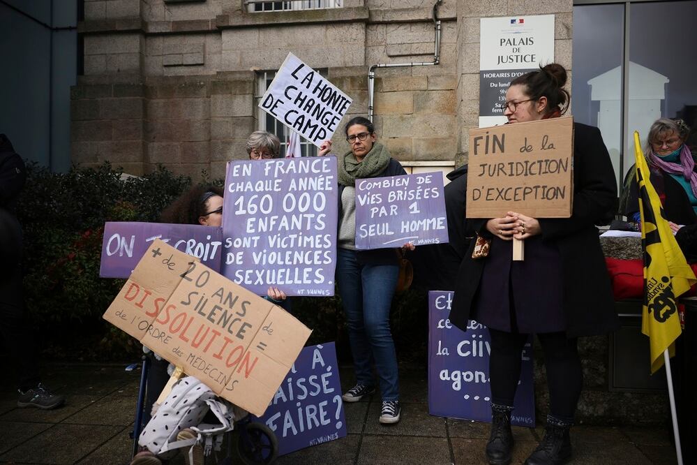 Un manifestante sostiene una pancarta en la que se lee: "La vergüenza cambia de bando", durante una protesta ante el tribunal de Vannes, al oeste de Francia, en el día de apertura del juicio del excirujano francés Joel Le Scouarnec, acusado de violar o abusar de 299 personas, en su mayoría niños pacientes. FOTO: THOMAS PADILLA. AP