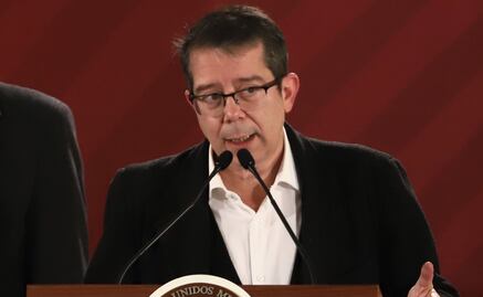 Cese de Coca en medios públicos no se explicará en tuits: Villamil