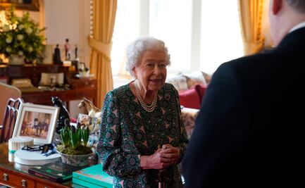 "Como pueden ver, me cuesta moverme", admite la reina Isabel II a sus 95 años