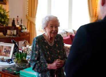 "Como pueden ver, me cuesta moverme", admite la reina Isabel II a sus 95 años