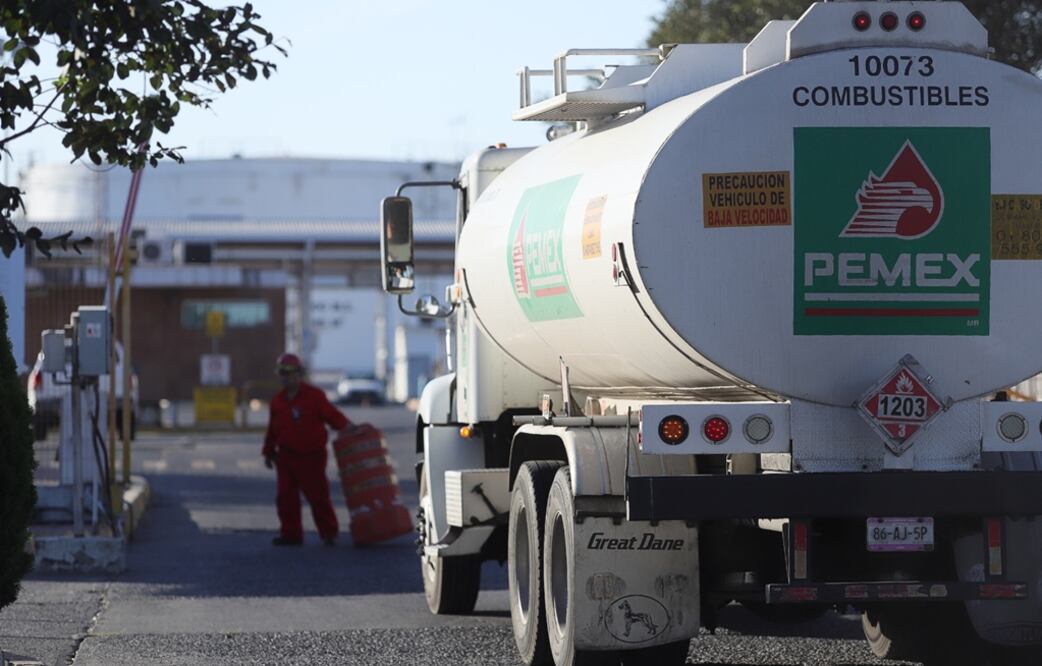 La falta de gasolina en estaciones de servicio alcanzó a Aguascalientes, donde se reportó la falta de producto en 15% de las estaciones en la capital y en el municipio de Calvillo, pero el problema comienza a escalar en los demás estados donde advirtieron del impacto para las empresas si prevalece esta situación.
