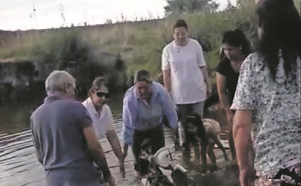 Un grupo de uruguayos bañó en enero de este año una imagen de San Jorge en el arroyo La Lechuza, en un rito para pedir que acabe la sequía, Foto: Durazno Digital