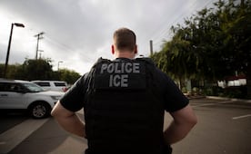 Migrante venezolano herido por ICE regresa a centro de detención en Texas; pierde movilidad en el brazo