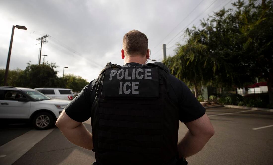 Según el Departamento de Seguridad Nacional, el hombre "se negó a seguir las órdenes de las fuerzas del orden y embistió con su coche a los agentes" durante un control de tráfico del ICE. Foto: AP