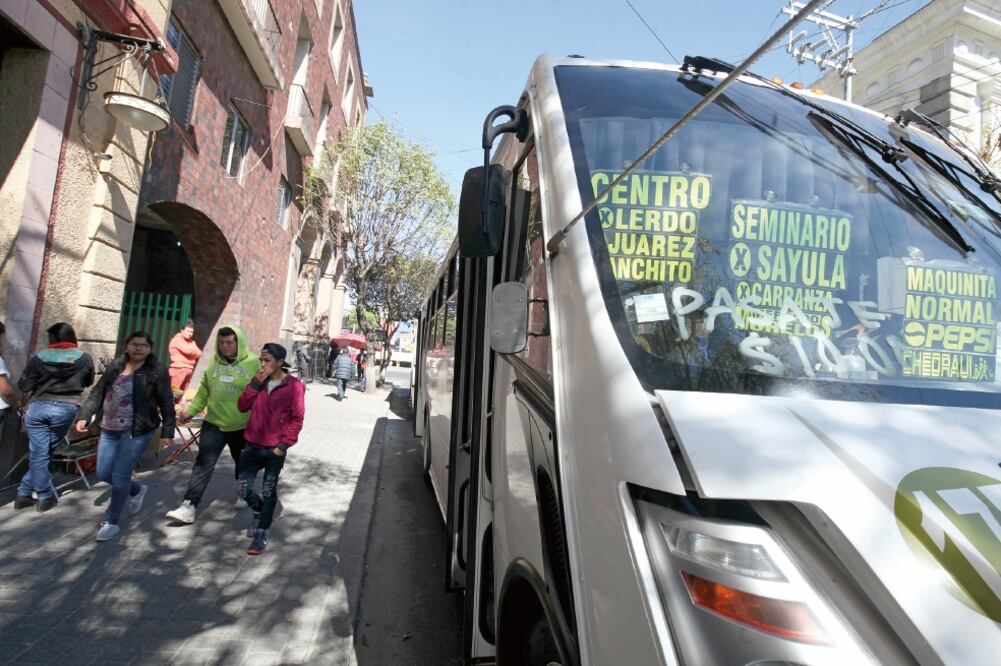 Los camiones incrementaron la tarifa de 8 a 10 pesos, mientras que los taxistas subieron el cobro de 15 a 20 pesos (JORGE ALVARADO. EL UNIVERSAL)