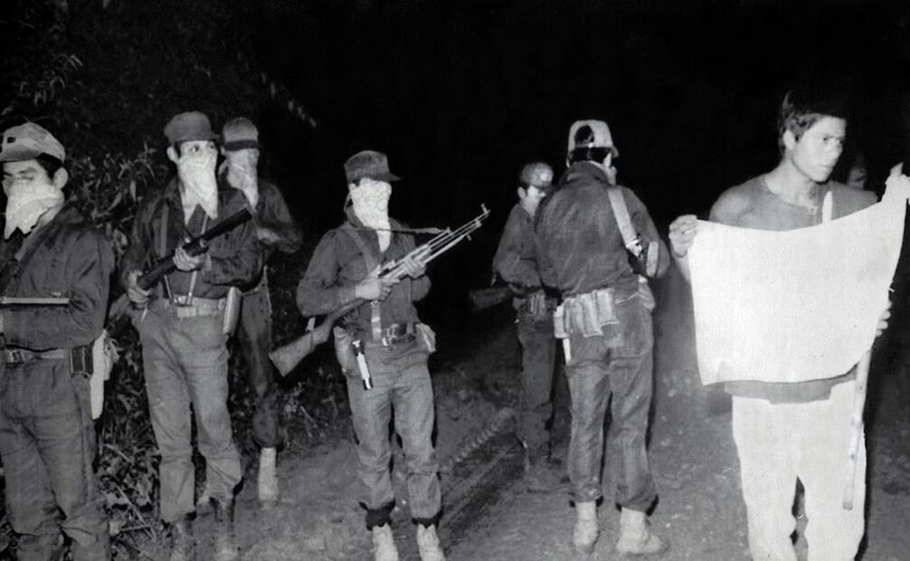 Fotografía del 19 de enero de 1999. Miembros del EZLN enlistaron 10 puntos para dejar las armas, entre los que destacaron acabar con la miseria en la región y dotar de tierras dignas a campesinos. Foto: Alfonso Murillo/Archivo EL UNIVERSAL.