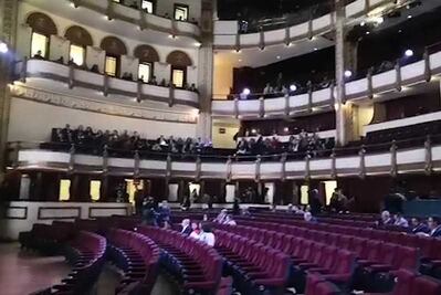 Invitados arriban a Teatro de la Ciudad para evento de Sheinbaum