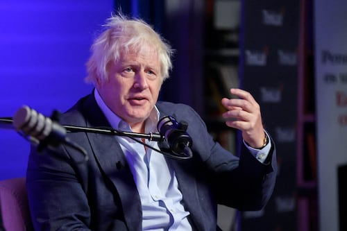 Boris Johnson y asesores europeos, entre pasajeros de tren evacuado tras ataque de drones rusos cerca de Polonia; viajaban 200 personas