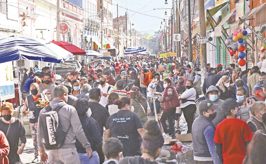 Luego de que el gobierno de Puebla permitiera la operación de tianguis y jugueterías por Día de Reyes, padres de familia abarrotaron los comercios y las calles. Foto: Omar Contreras. EL UNIVERSAL