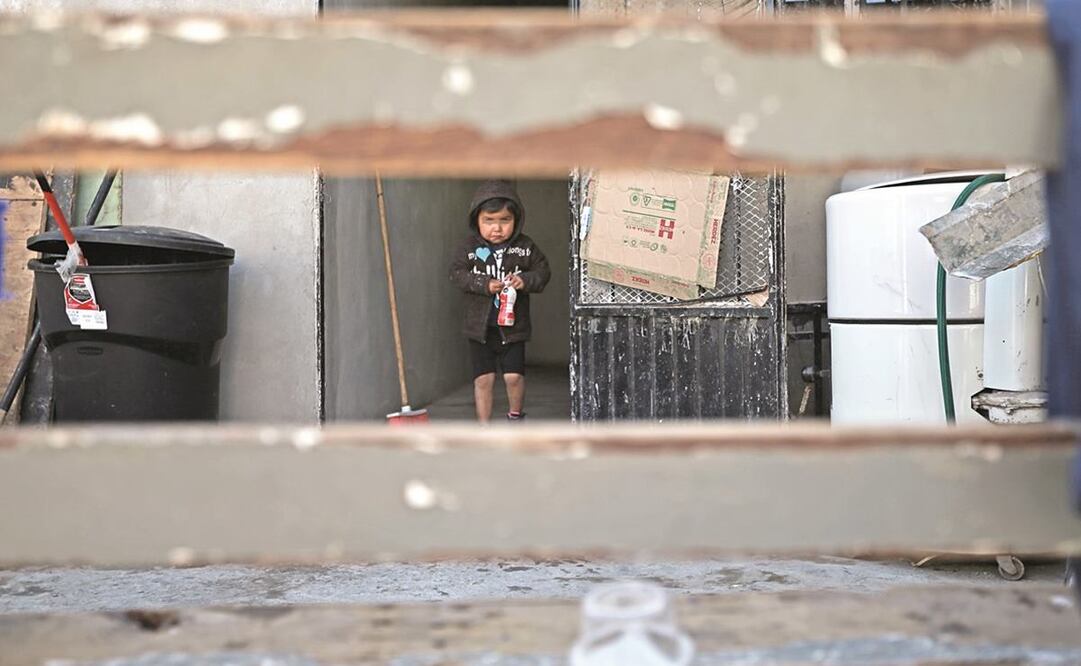 Del albergue El Buen Samaritano sólo pueden salir las personas que trabajan o van a recibir remesas. Foto: Christian Chávez/ EL UNIVERSAL.