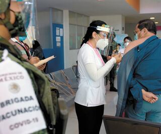 Vinculan a proceso a 2 enfermeros por robo de vacunas