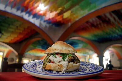 ¡Anímate a probar las hamburguesas y cemitas de chile en nogada!