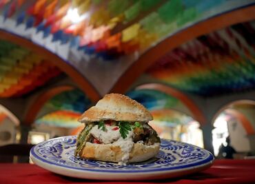 ¡Anímate a probar las hamburguesas y cemitas de chile en nogada!