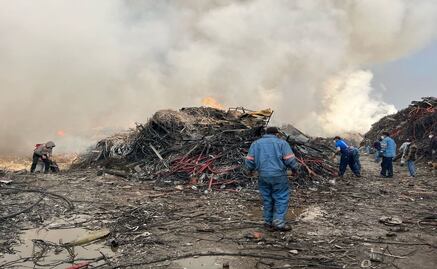Xonacatlán: Por más de 29 horas, continúan las labores para sofocar incendio en depósito de desechos de CFE
