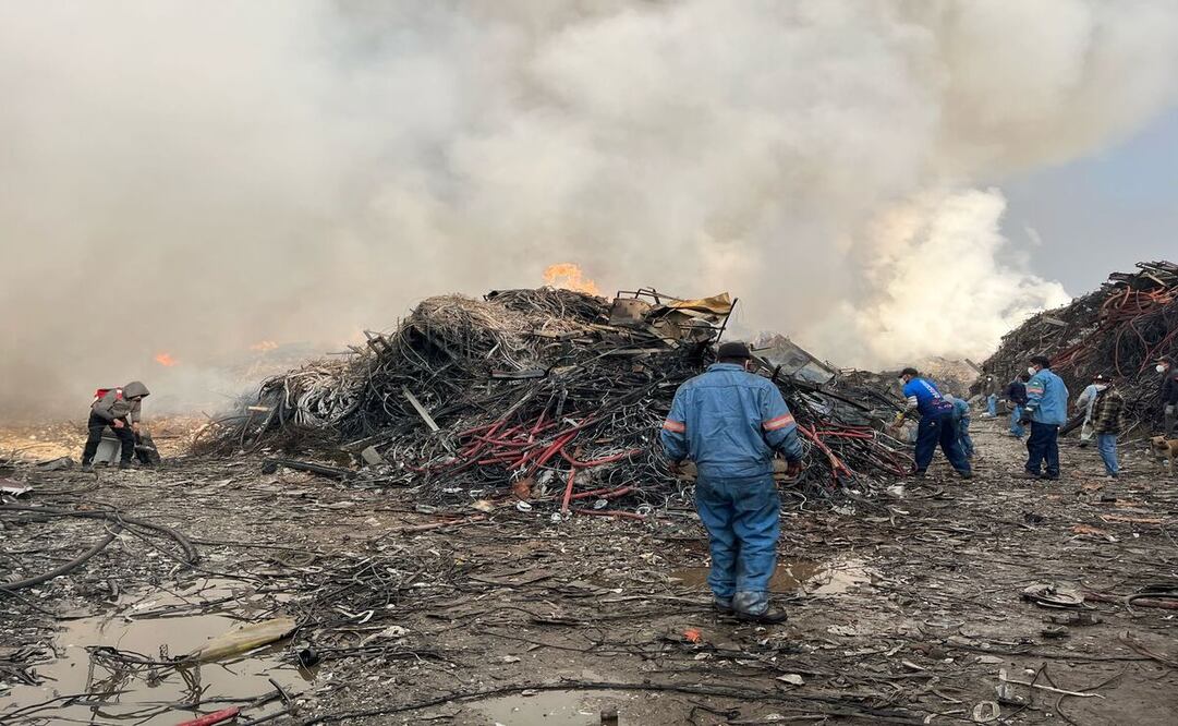 El incendio, que inició a las 4:00 de la mañana del domingo, continúa activo tras 29 horas de intensas labores por parte de los cuerpos de emergencia. Foto: Karen Aldama / El Universal Estado de México