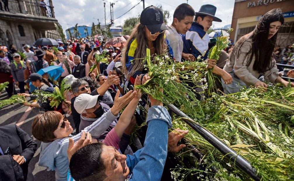 Repartición de palmas para la tradicional procesión que se realiza en la ciudad de Quito, capital ecuatoriana. Foto: José Jácome / EFE