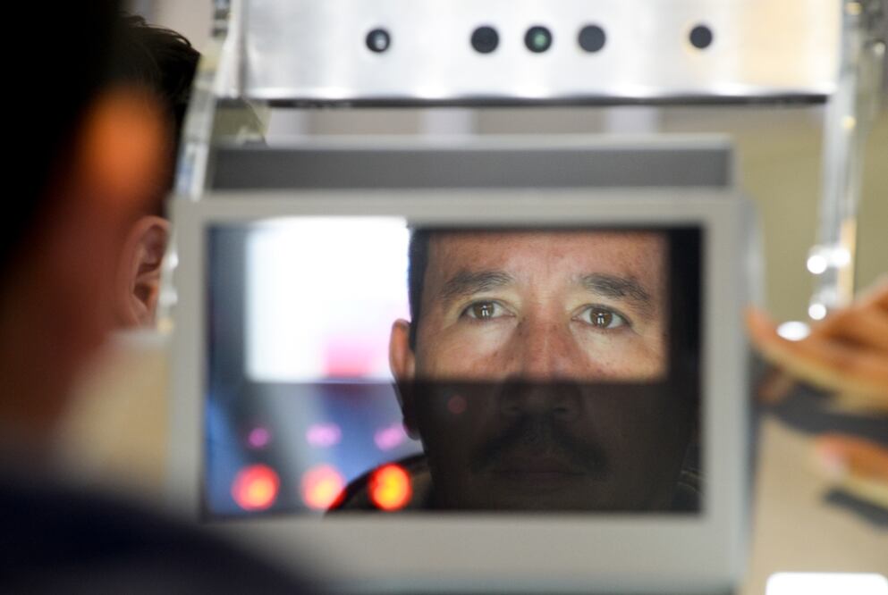 El gobierno federal comenzó a hacer escaneos faciales y oculares de los extranjeros que entran a Estados Unidos desde México, un paso inicial en uno de sus esfuerzos más ambiciosos por rastrear a personas que se quedan sin permiso en el país una vez que sus visas expiran. Foto AP