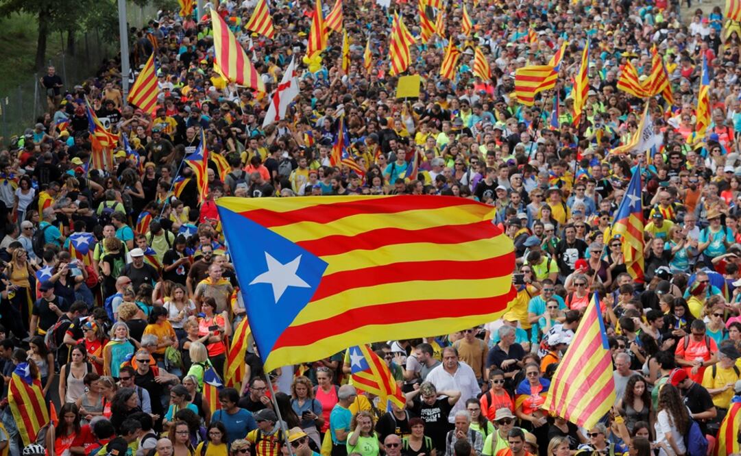 Catalan demonstrators wave Esteladas (Catalan separatist flags) as they block roads during Catalonia's general strike in Sant Just Desvern, Spain - Photo: Juan Medina/REUTERS