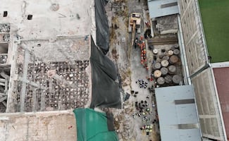 Colapsa estructura de edificio en demolición en San Antonio Abad; una persona es hospitalizada y tres más siguen atrapadas