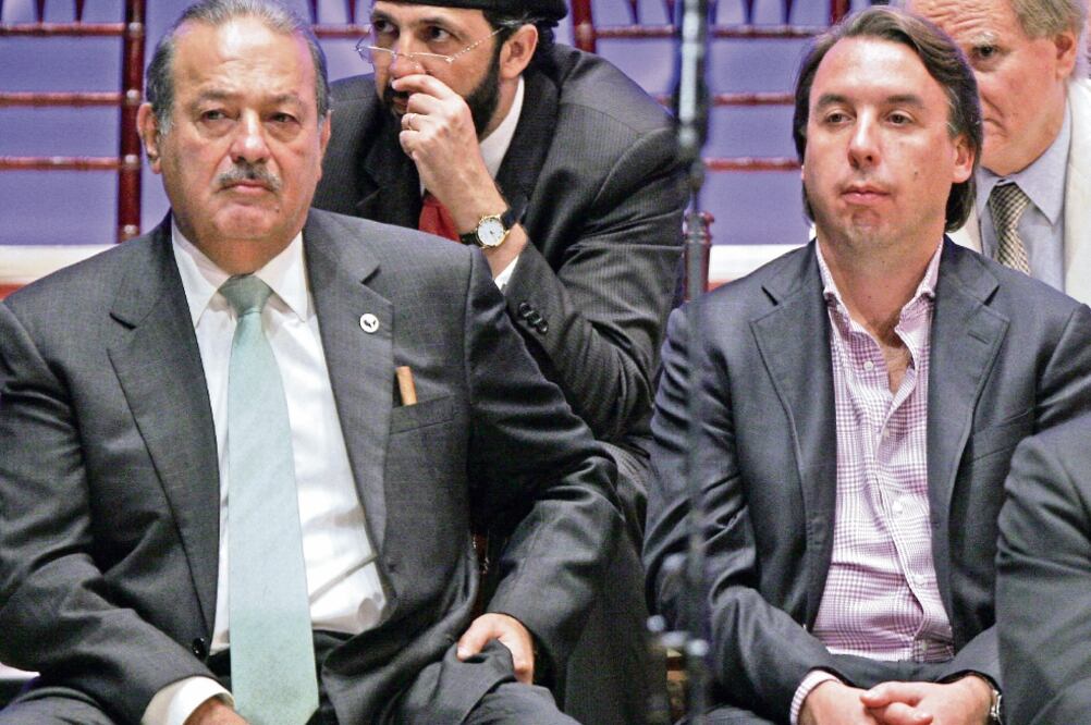 Tracfone, operado por AMóvil de Carlos Slim, es el operador de prepago más grande de EU. Por su parte, Televisa, de Emilio Azcárraga, cuenta con 40% de acciones de Univisión (ARCHIVO EL UNIVERSAL)