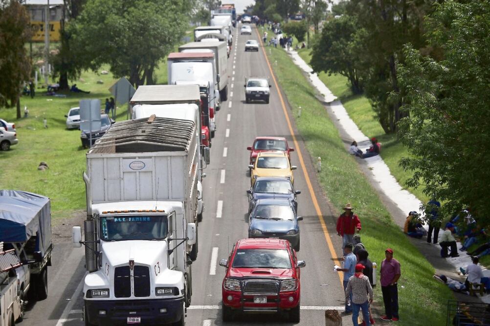 Los profesores de Michoacán, de la Coordinadora Nacional de Trabajadores de la Educación, realizaron bloqueos carreteros durante cinco horas (ARMANDO SOLÍS. EL UNIVERSAL)